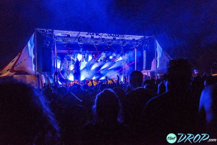 Crowd facing a blue-lit stage at Sonic Bloom 2015 in Colorado; photograph by Alina Hokanson, with thatDROP watermark.